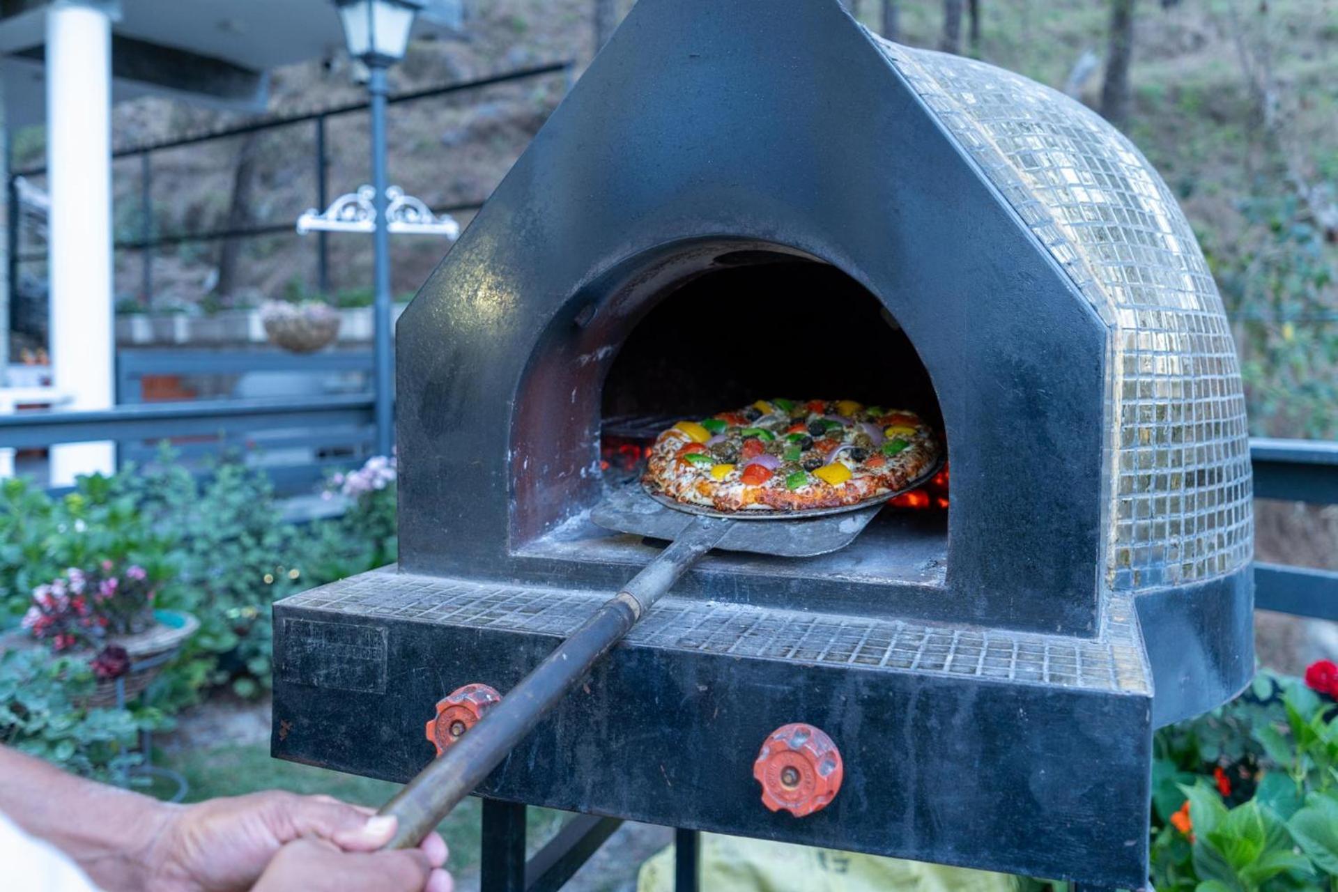Stayvista At Floradale W Jacuzzi & Wood-Fire Pizza Касаули Экстерьер фото