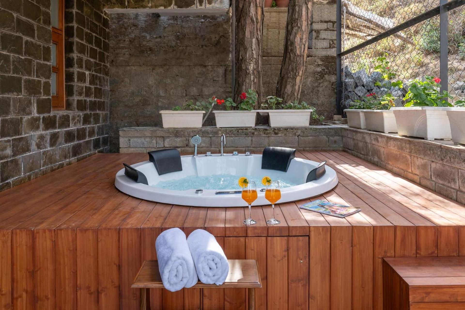 Stayvista At Floradale W Jacuzzi & Wood-Fire Pizza Касаули Экстерьер фото
